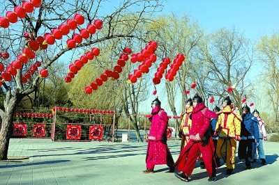 圆明园举办皇家巡游活动