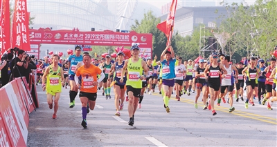 2019沈阳国际马拉松激情起跑 两万跑友驰骋浑河两岸