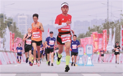 2019沈阳国际马拉松激情起跑 两万跑友驰骋浑河两岸