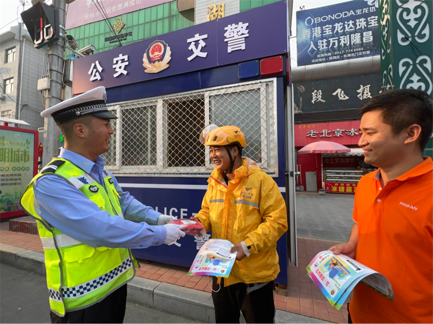 国庆安全行 宝鸡凤翔交警出妙招鼓励守法文明出行_fororder_图片2