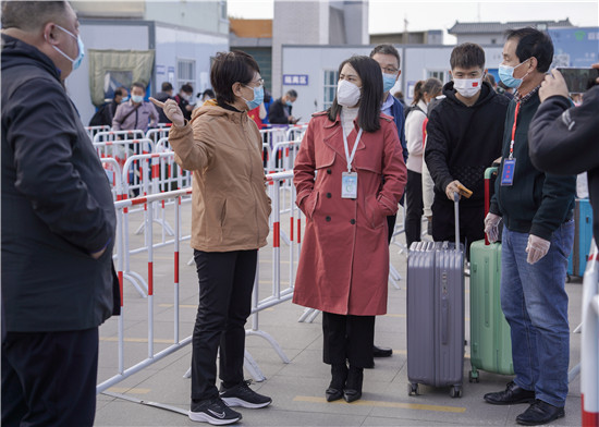 三门峡市副市长庆志英在湖滨区调研国家卫生城市创建工作_fororder_三门峡市政府副市长庆志英调研火车站疫情防控值守点 摄影 王保龙.JPG