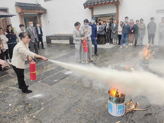 铜仁碧江消防开展培训演练 筑牢社会消防安全“防火墙”_fororder_图为从业人员使用灭火器灭火