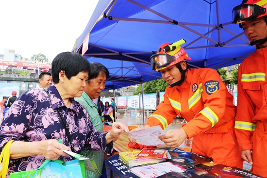 （供稿）贵州碧江巧借“国际减灾日”传播消防安全知识_fororder_向市民宣讲防火知识