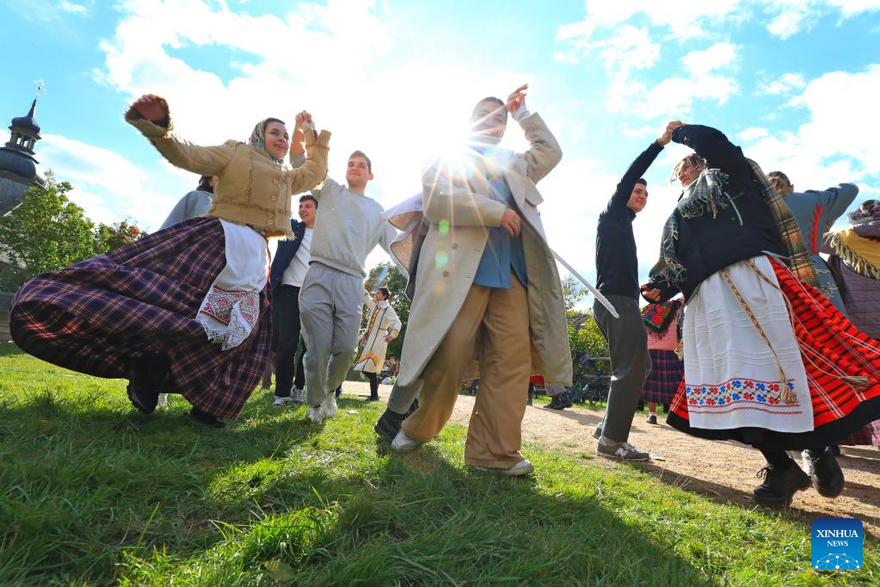 People celebrate bumper harvest in Minsk, Belarus_fororder_4