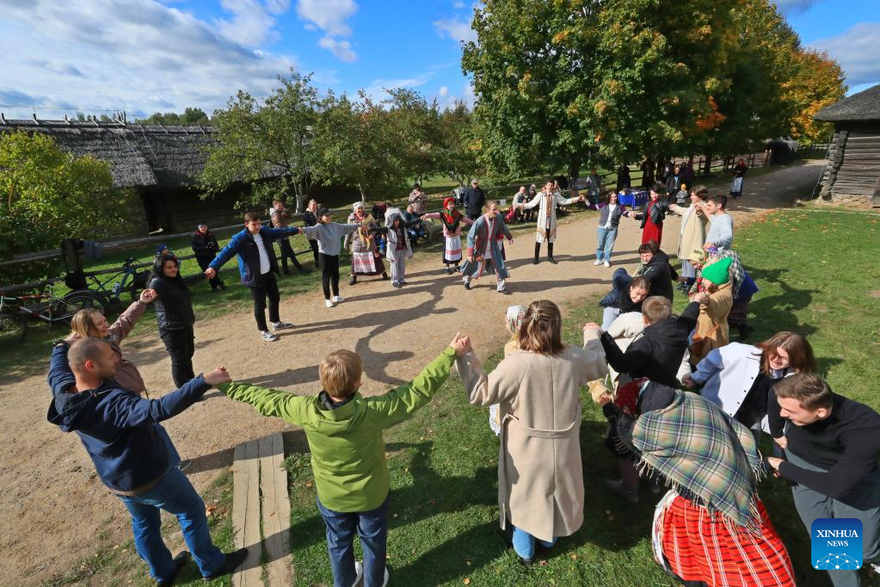 People celebrate bumper harvest in Minsk, Belarus_fororder_3