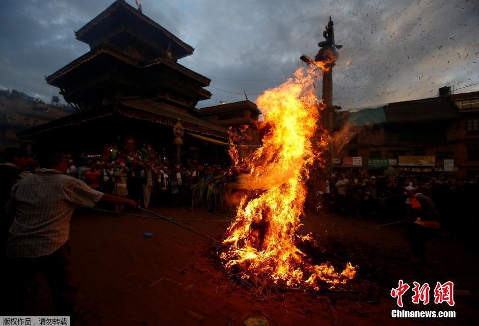 尼泊尔庆祝传统节日 当街焚烧稻草人驱魔避邪