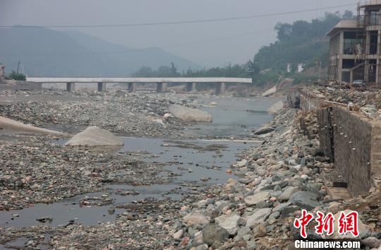 河北一景区未迎客遭水毁 投资商“抛财”抢险引关注