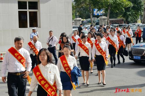 张庆伟书记向黑龙江广大教师和教育工作者致以节日问候