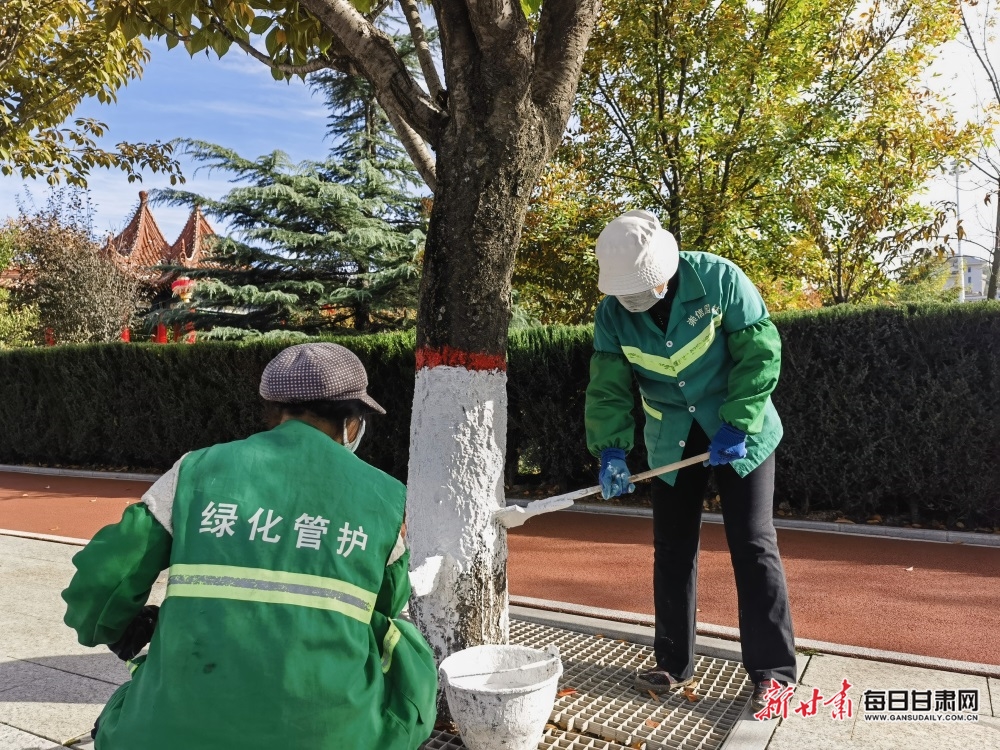 【平凉】平凉崇信城区行道树涂白“穿新衣”_fororder_3