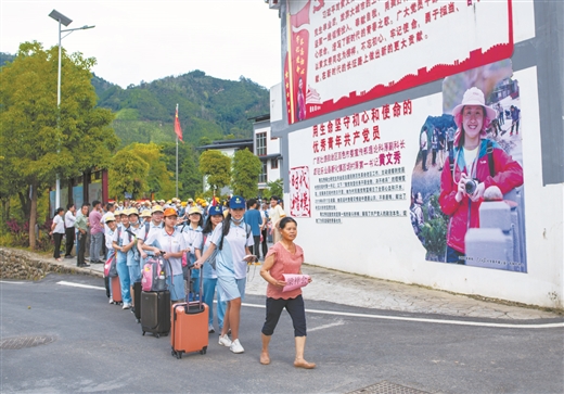 广西乐业百坭村：“秀”出振兴新画卷