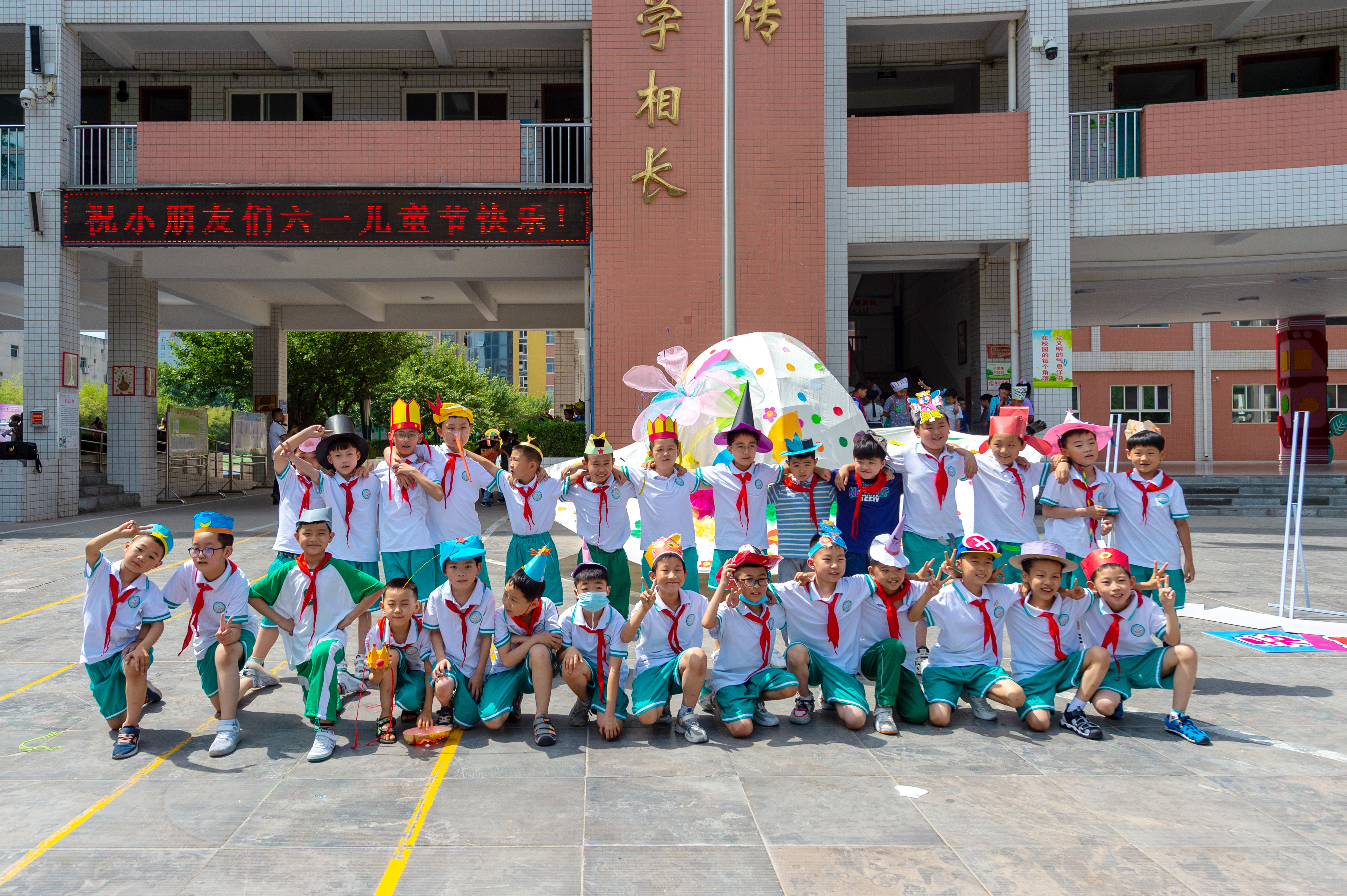 非凡十年｜渭南：设教育强市 办好人民满意的教育_fororder_临渭区实验小学以“帽子学问”为2022年“六一”活动主题，4000余顶形态各异的帽子穿梭于校园之中