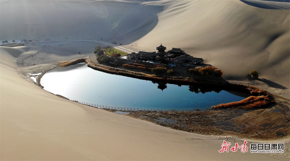 【大美甘肃】敦煌：秋色尽染鸣沙山 碧波荡漾月牙泉