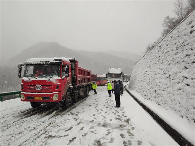 迎战今冬第一场雪 宝鸡交警浴＂雪＂奋战保安全保畅通_fororder_图片4