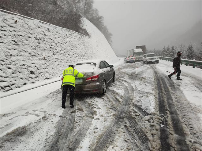 迎战今冬第一场雪 宝鸡交警浴＂雪＂奋战保安全保畅通_fororder_图片5