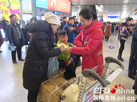 图片默认标题_fororder_550图一 ：长春龙嘉国际机场工作人员协助旅客值机。摄影 李鹏