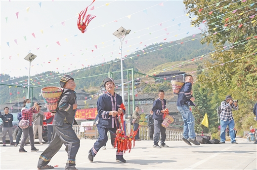 广西龙胜：打泥脚 聚人心