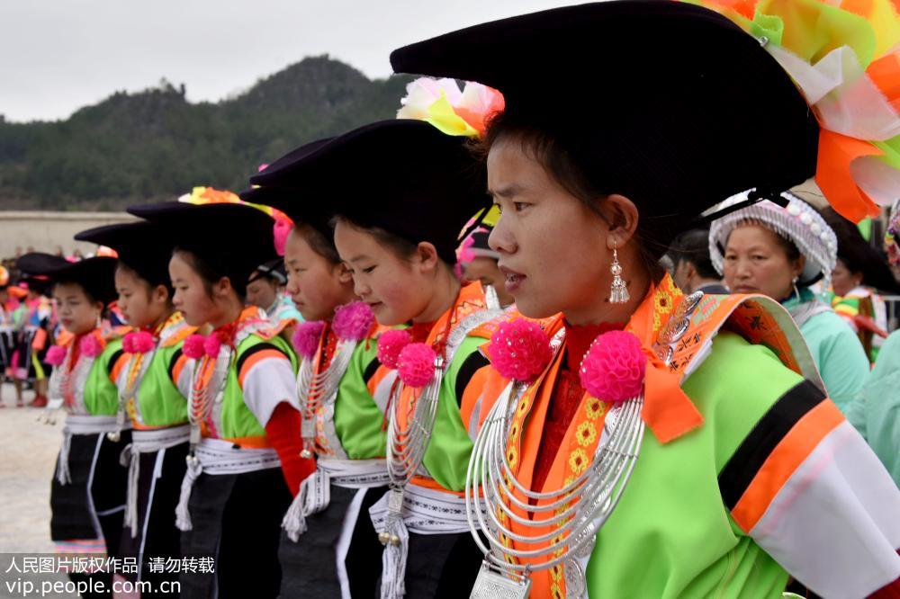 贵州龙里：苗族同胞“跳洞”祭祀闹新春