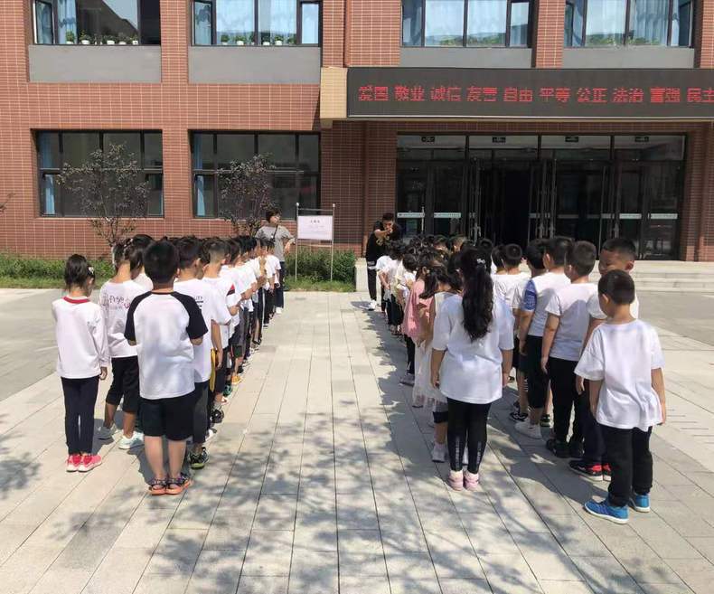 走进沈阳市七中附属小学 七中精神浇灌小树苗