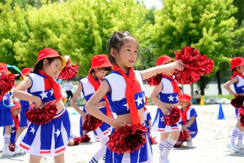 走进沈阳市七中附属小学 七中精神浇灌小树苗