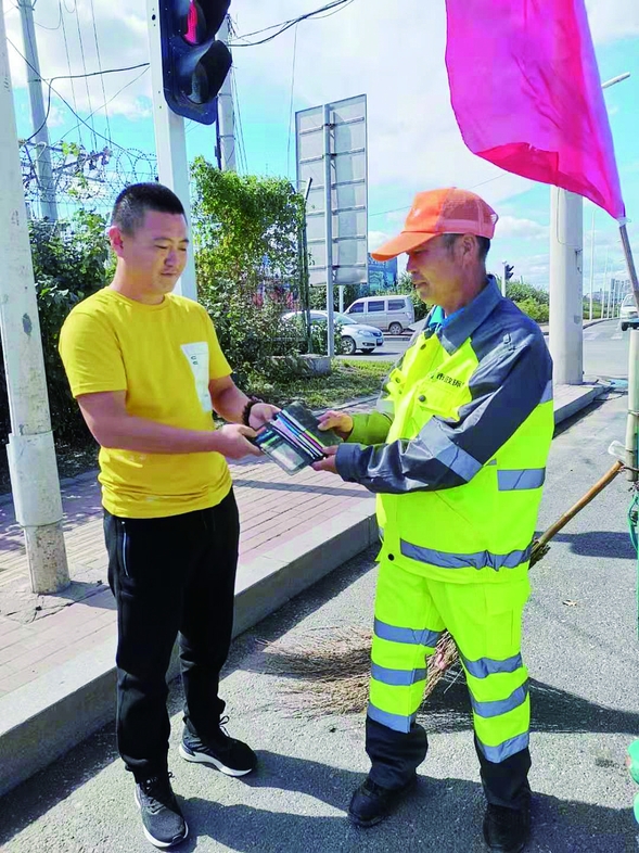 大连小伙丢钱包急坏了 冰城环卫工张启树捡到归还