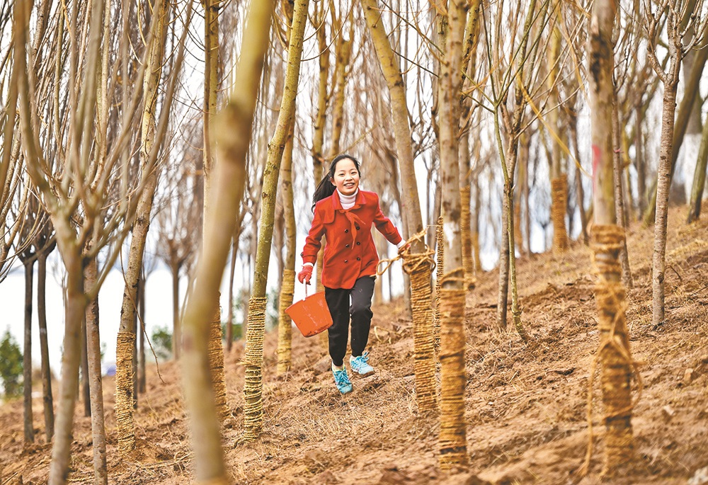 【焦点图】重庆万名河长参加义务植树