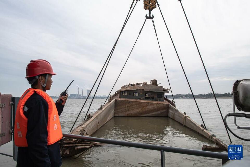 长江干线碍航历史沉船应急抢险打捞工作首次实施