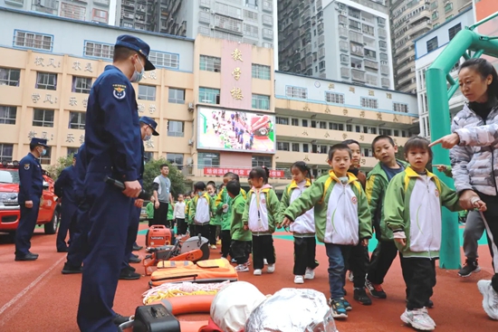 贵州都匀消防进校园开展应急演练 拉紧安全“红线”_fororder_邹元红 摄2