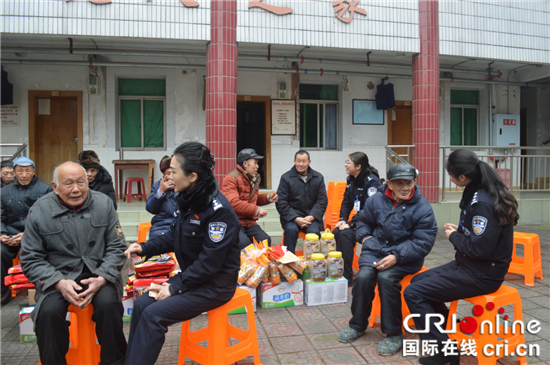 已过审【社会民生】巴南区巾帼文明岗携手爱心人士慰问界石镇敬老院