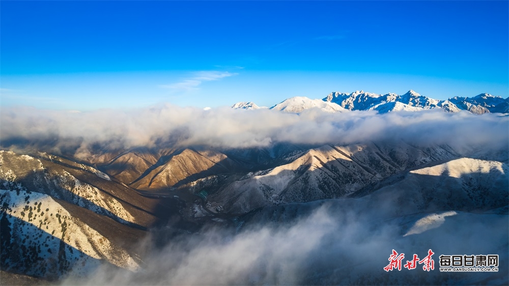 祁连山：漫山秋色犹未尽 白雪妆扮多妖娆_fororder_9