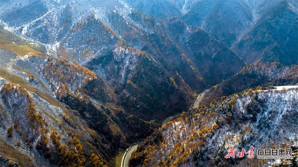 祁连山：漫山秋色犹未尽 白雪妆扮多妖娆_fororder_3