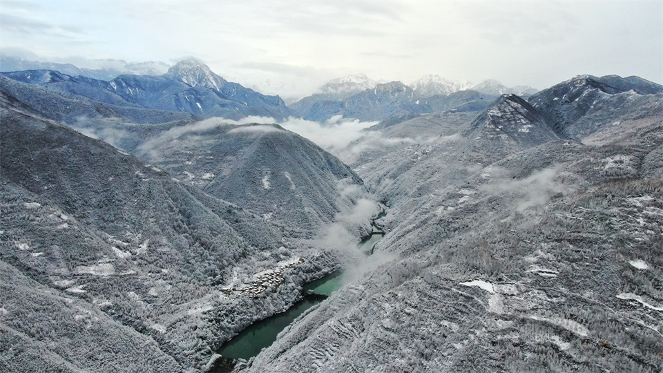 【轮播图】陇南：湖绿村静云绕 雪后官鹅沟水墨画一般_fororder_1