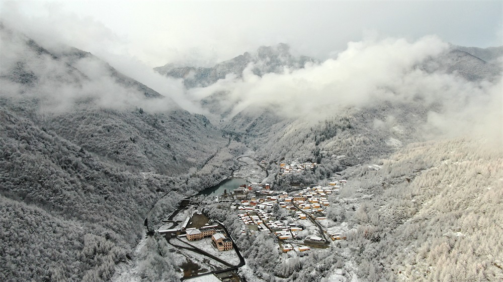 【轮播图】陇南：湖绿村静云绕 雪后官鹅沟水墨画一般_fororder_5