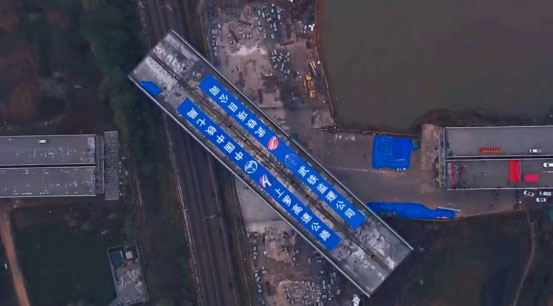 【原创】安罗高速上跨宁西铁路首座转体桥转体施工顺利完成_fororder__99910002