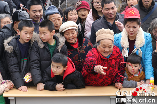 图片默认标题_fororder_老婆婆参与套圈游戏_副本