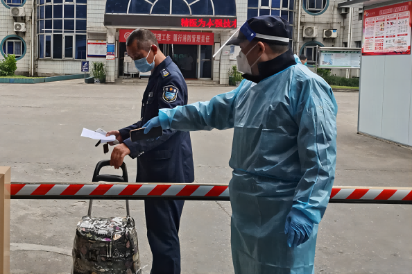 【原创】重庆大渡口：七旬女儿欲为九旬病母送汤  热心民警用爱搭起孝心桥梁_fororder_2