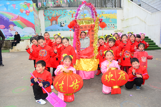 【区县联动】【梁平】梁平区：幼儿园师生家长上街头 亲子活动闹新春【区县联动　列表】梁平区：幼儿园开展亲子活动闹新春