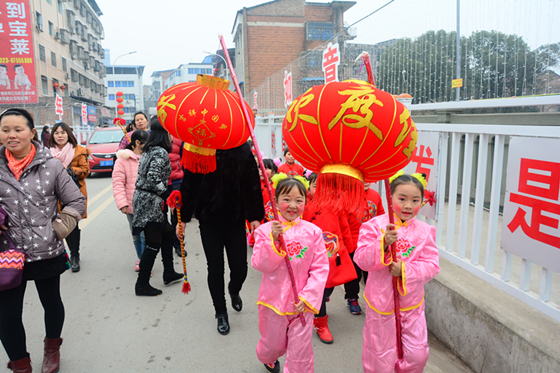 【区县联动】【梁平】梁平区：幼儿园师生家长上街头 亲子活动闹新春【区县联动　列表】梁平区：幼儿园开展亲子活动闹新春