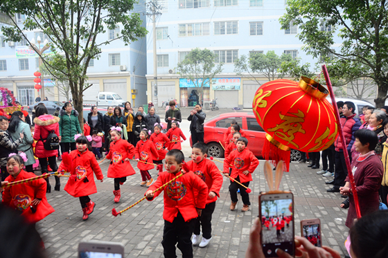 【区县联动】【梁平】梁平区：幼儿园师生家长上街头 亲子活动闹新春【区县联动　列表】梁平区：幼儿园开展亲子活动闹新春