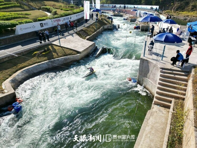 2022年全国皮划艇激流回旋锦标赛在凯里下司举行