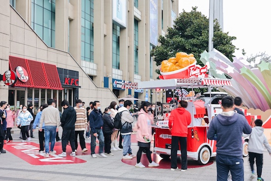 五菱携手肯德基打造最MINI的快餐店 宏光MINIEV肯德基版定制快餐车亮相_fororder_image006