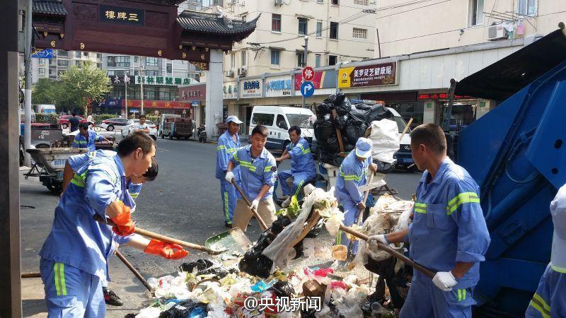 环卫工翻遍5吨垃圾帮游客找回手机