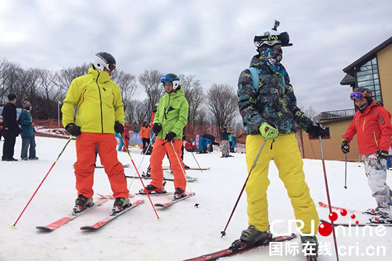 图片默认标题_fororder_550图一：在万科松花湖度假区体验滑雪的游客。摄影 李鹏