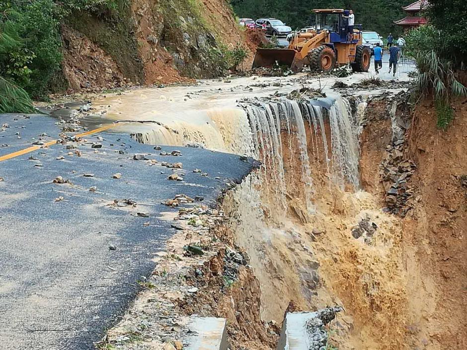 广西龙胜遭遇特大暴雨 河水暴涨致部分山体滑坡