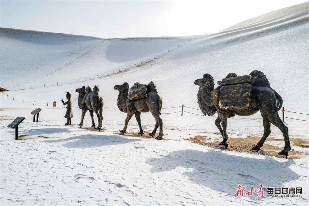 【轮播图】敦煌：沙雪交融绘大漠 碧波荡漾月牙泉_fororder_8