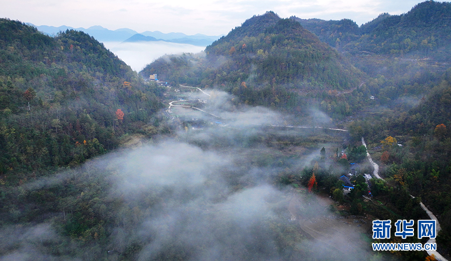 重庆酉阳：群山云海相衬 尽显冬日山乡之美