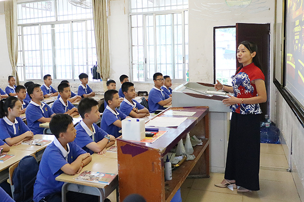 17年教师生涯 只为桃李芬芳——记广西凌云县民族中学教师李鸿丹