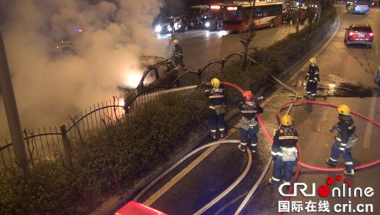 已过审【法制安全】轿车自燃阻碍交通 沙坪坝消防火速前往处置