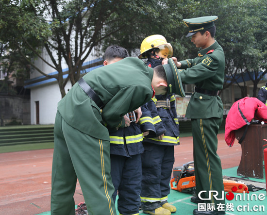 已过审【法制安全】万盛消防进校园 上好开学“消防第一课”