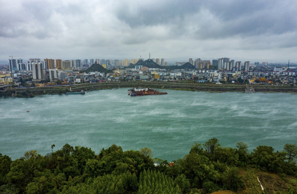 广西：河面水雾美 波上寒烟翠