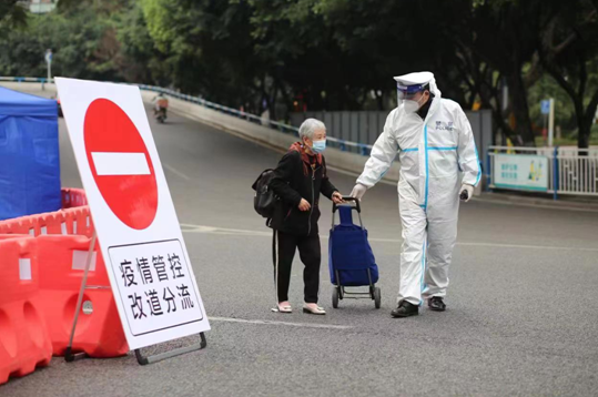 【原创】重庆九龙坡警方筑牢战疫防线_fororder_微信图片_20221114163050